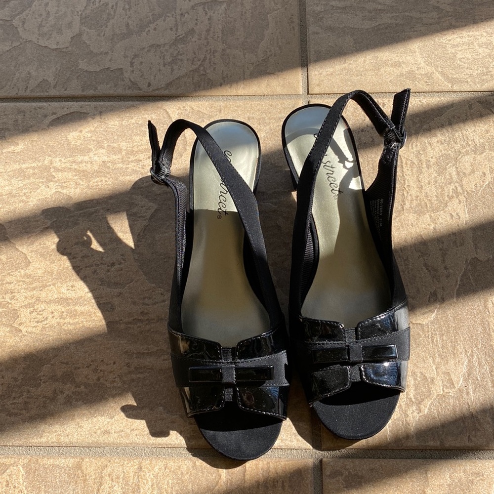 easy Street low heel black dressy size 7 1/2 M adjustable never worn